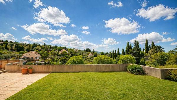 Maison de Standing à vendre avec piscine et vue dégagée sur les Collines