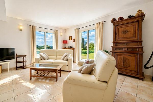 Maison de Standing à vendre avec piscine et vue dégagée sur les Collines