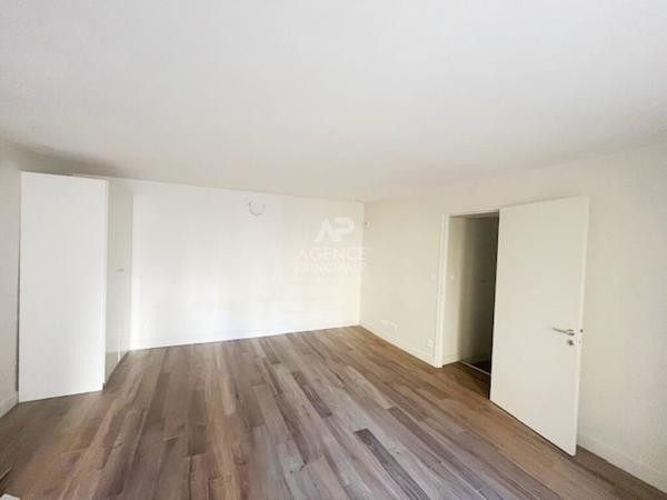 Versailles Notre-Dame Studio. 32.58 m² carrez situé au RDC avec cave €258 000 ** - Référence 26721
