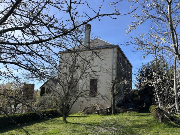 Deneuille-les-Mines – Maison de village de caractère avec un terrain de 17 060 m² et une grande grange Deneuille-les-Mines (03170)