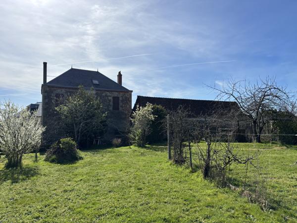 Deneuille-les-Mines – Maison de village de caractère avec un terrain de 17 060 m² et une grande grange Deneuille-les-Mines (03170)
