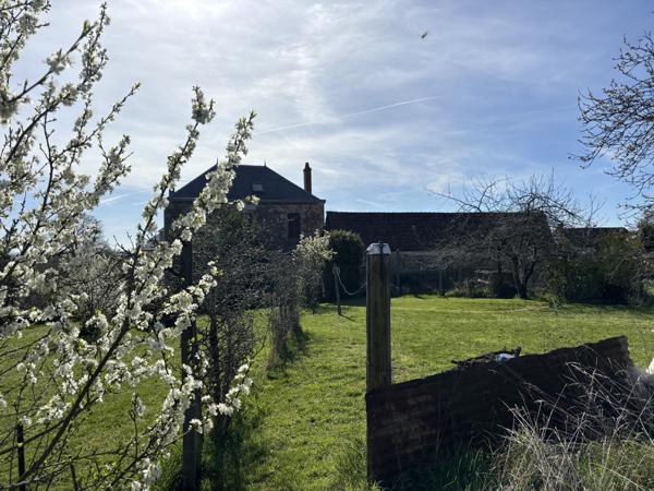 Deneuille-les-Mines – Maison de village de caractère avec un terrain de 17 060 m² et une grande grange Deneuille-les-Mines (03170)