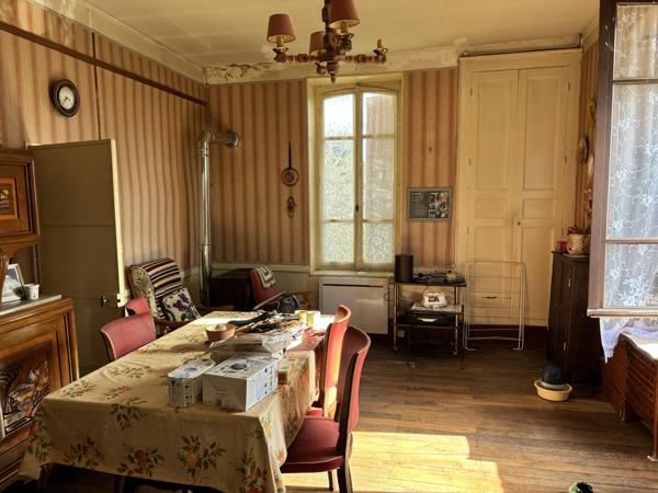 Deneuille-les-Mines – Maison de village de caractère avec un terrain de 17 060 m² et une grande grange Deneuille-les-Mines (03170)