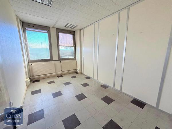 Local professionnel à louer 111m²