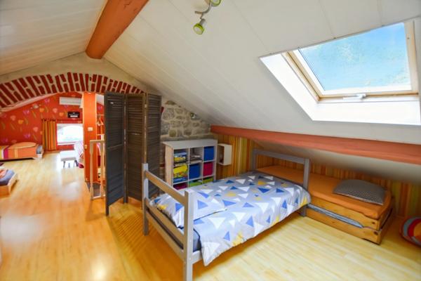 Propriété /gîtes/ chambre d'hôtes et grand terrain à St Sernin du Plain