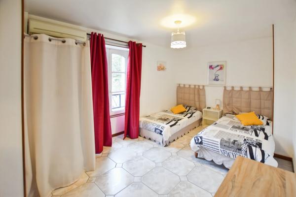 Propriété /gîtes/ chambre d'hôtes et grand terrain à St Sernin du Plain