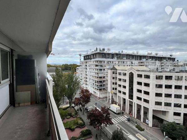 Situé au 7ème étage d'une résidence bien entretenue avec gardien, ascenseur et espace vert. Cet...