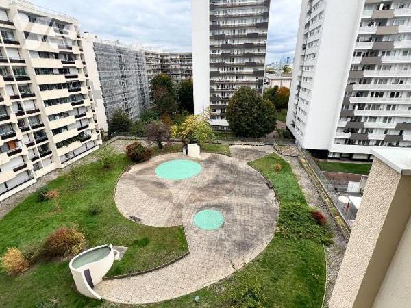 Situé au 7ème étage d'une résidence bien entretenue avec gardien, ascenseur et espace vert. Cet...