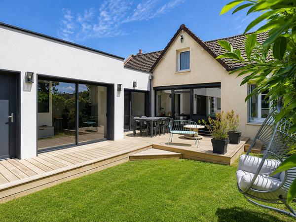 MAISON DE PLAIN-PIED AVEC TERRASSE, JARDIN, DÉPENDANCE, GARAGE ET CAVE