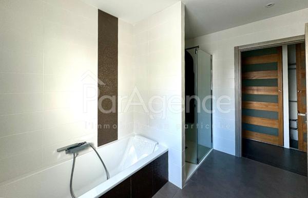 Maison moderne 5 pièces Spa de nage et terrain clos