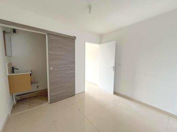 Beau F2 refait à neuf Bdn Ste Clotilde