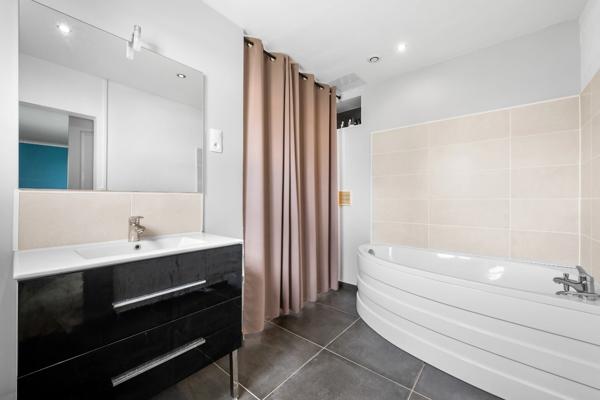 Élégante demeure familiale de 276 m² avec piscine et parc arboré – Le Tampon