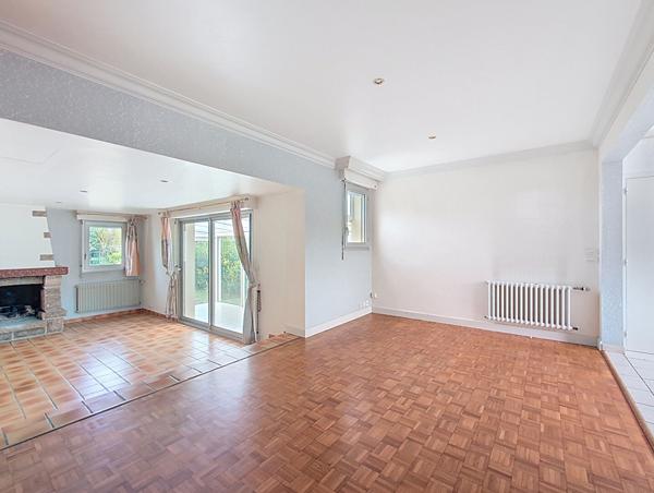 Maison à vendre à Yffiniac - Maison familiale en plein bourg de Yffiniac, profitant de trois chambres et un jardin agréable !