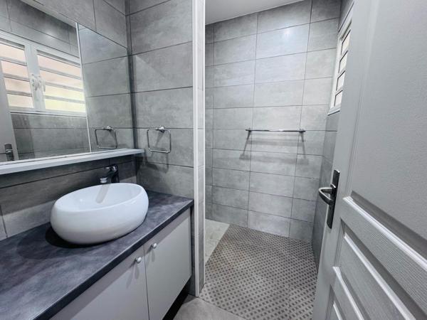 Maison T4, studio, piscine à débordement