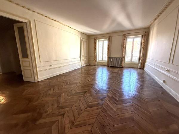 Clermont-Ferrand, Locaux de 236 m 2 de 2 300 € CC