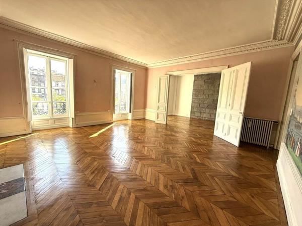 Clermont-Ferrand, Locaux de 236 m 2 de 2 300 € CC
