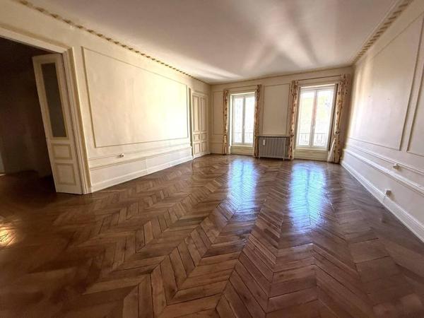 Clermont-Ferrand, Locaux de 236 m 2 de 2 300 € CC