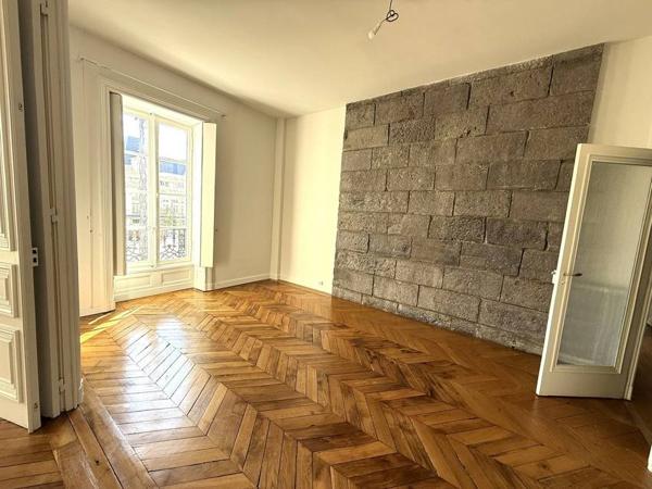 Clermont-Ferrand, Locaux de 236 m 2 de 2 300 € CC