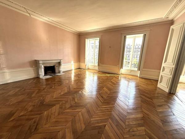 Clermont-Ferrand, Locaux de 236 m 2 de 2 300 € CC