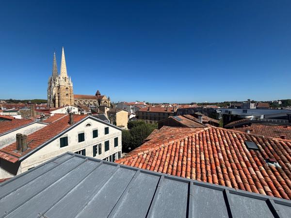 Unique à Bayonne : Un joyau historique avec terrasse et vue panoramique sur les toits