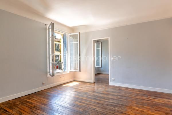 **BAGNOLET – IMMEUBLE ANCIEN**

Situé dans un secteur calme et résidentiel de Bagnolet à la lisière des Lilas, cet appartement se trouve dans une petite copropriété au 1er étage.
Il se compose d'une entrée distribuant une cuisine ,une salle d'eau, un vaste séjour lumineux de plus de 15 m2 et d'une chambre de près de 11 m2. 
Cet appartement reprend les codes de l'ancien, un joli parquet, des portes moulurées et une belle hauteur sous plafond.
Métro Serge Gainsbourg Ligne 11 à 13 min à pied. 
Proche des commerces et commodités. 

Une cave complète ce bien. 
Des travaux de rafraîchissement et d’embellissement sont à prévoir.
Ravalement extérieur déjà effectué.
Taxe Foncière : 600 €/an
Charges de copropriété : 130 €/ mois

Idéal pour une résidence principale ou un investissement locatif.

Contactez-moi pour organiser une visite !