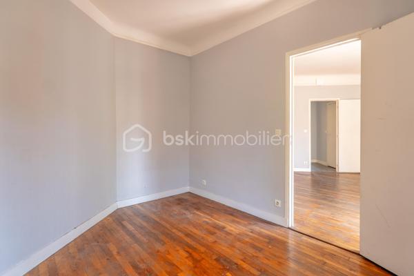 **BAGNOLET – IMMEUBLE ANCIEN**

Situé dans un secteur calme et résidentiel de Bagnolet à la lisière des Lilas, cet appartement se trouve dans une petite copropriété au 1er étage.
Il se compose d'une entrée distribuant une cuisine ,une salle d'eau, un vaste séjour lumineux de plus de 15 m2 et d'une chambre de près de 11 m2. 
Cet appartement reprend les codes de l'ancien, un joli parquet, des portes moulurées et une belle hauteur sous plafond.
Métro Serge Gainsbourg Ligne 11 à 13 min à pied. 
Proche des commerces et commodités. 

Une cave complète ce bien. 
Des travaux de rafraîchissement et d’embellissement sont à prévoir.
Ravalement extérieur déjà effectué.
Taxe Foncière : 600 €/an
Charges de copropriété : 130 €/ mois

Idéal pour une résidence principale ou un investissement locatif.

Contactez-moi pour organiser une visite !
