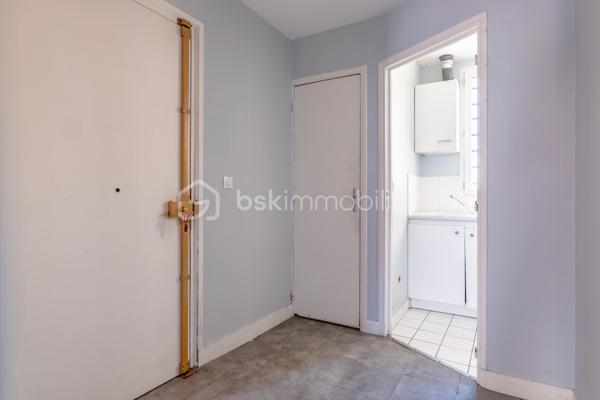 **BAGNOLET – IMMEUBLE ANCIEN**

Situé dans un secteur calme et résidentiel de Bagnolet à la lisière des Lilas, cet appartement se trouve dans une petite copropriété au 1er étage.
Il se compose d'une entrée distribuant une cuisine ,une salle d'eau, un vaste séjour lumineux de plus de 15 m2 et d'une chambre de près de 11 m2. 
Cet appartement reprend les codes de l'ancien, un joli parquet, des portes moulurées et une belle hauteur sous plafond.
Métro Serge Gainsbourg Ligne 11 à 13 min à pied. 
Proche des commerces et commodités. 

Une cave complète ce bien. 
Des travaux de rafraîchissement et d’embellissement sont à prévoir.
Ravalement extérieur déjà effectué.
Taxe Foncière : 600 €/an
Charges de copropriété : 130 €/ mois

Idéal pour une résidence principale ou un investissement locatif.

Contactez-moi pour organiser une visite !