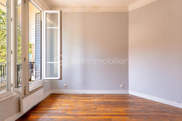 **BAGNOLET – IMMEUBLE ANCIEN**

Situé dans un secteur calme et résidentiel de Bagnolet à la lisière des Lilas, cet appartement se trouve dans une petite copropriété au 1er étage.
Il se compose d'une entrée distribuant une cuisine ,une salle d'eau, un vaste séjour lumineux de plus de 15 m2 et d'une chambre de près de 11 m2. 
Cet appartement reprend les codes de l'ancien, un joli parquet, des portes moulurées et une belle hauteur sous plafond.
Métro Serge Gainsbourg Ligne 11 à 13 min à pied. 
Proche des commerces et commodités. 

Une cave complète ce bien. 
Des travaux de rafraîchissement et d’embellissement sont à prévoir.
Ravalement extérieur déjà effectué.
Taxe Foncière : 600 €/an
Charges de copropriété : 130 €/ mois

Idéal pour une résidence principale ou un investissement locatif.

Contactez-moi pour organiser une visite !