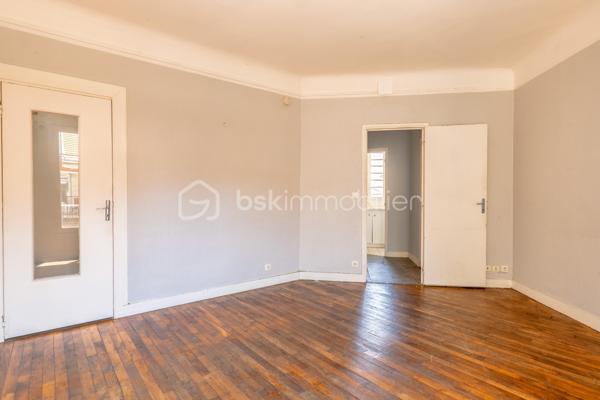 **BAGNOLET – IMMEUBLE ANCIEN**

Situé dans un secteur calme et résidentiel de Bagnolet à la lisière des Lilas, cet appartement se trouve dans une petite copropriété au 1er étage.
Il se compose d'une entrée distribuant une cuisine ,une salle d'eau, un vaste séjour lumineux de plus de 15 m2 et d'une chambre de près de 11 m2. 
Cet appartement reprend les codes de l'ancien, un joli parquet, des portes moulurées et une belle hauteur sous plafond.
Métro Serge Gainsbourg Ligne 11 à 13 min à pied. 
Proche des commerces et commodités. 

Une cave complète ce bien. 
Des travaux de rafraîchissement et d’embellissement sont à prévoir.
Ravalement extérieur déjà effectué.
Taxe Foncière : 600 €/an
Charges de copropriété : 130 €/ mois

Idéal pour une résidence principale ou un investissement locatif.

Contactez-moi pour organiser une visite !