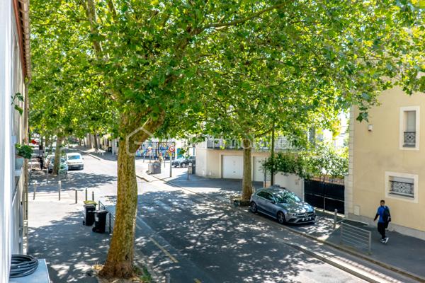 **BAGNOLET – IMMEUBLE ANCIEN**

Situé dans un secteur calme et résidentiel de Bagnolet à la lisière des Lilas, cet appartement se trouve dans une petite copropriété au 1er étage.
Il se compose d'une entrée distribuant une cuisine ,une salle d'eau, un vaste séjour lumineux de plus de 15 m2 et d'une chambre de près de 11 m2. 
Cet appartement reprend les codes de l'ancien, un joli parquet, des portes moulurées et une belle hauteur sous plafond.
Métro Serge Gainsbourg Ligne 11 à 13 min à pied. 
Proche des commerces et commodités. 

Une cave complète ce bien. 
Des travaux de rafraîchissement et d’embellissement sont à prévoir.
Ravalement extérieur déjà effectué.
Taxe Foncière : 600 €/an
Charges de copropriété : 130 €/ mois

Idéal pour une résidence principale ou un investissement locatif.

Contactez-moi pour organiser une visite !