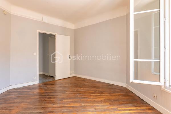 **BAGNOLET – IMMEUBLE ANCIEN**

Situé dans un secteur calme et résidentiel de Bagnolet à la lisière des Lilas, cet appartement se trouve dans une petite copropriété au 1er étage.
Il se compose d'une entrée distribuant une cuisine ,une salle d'eau, un vaste séjour lumineux de plus de 15 m2 et d'une chambre de près de 11 m2. 
Cet appartement reprend les codes de l'ancien, un joli parquet, des portes moulurées et une belle hauteur sous plafond.
Métro Serge Gainsbourg Ligne 11 à 13 min à pied. 
Proche des commerces et commodités. 

Une cave complète ce bien. 
Des travaux de rafraîchissement et d’embellissement sont à prévoir.
Ravalement extérieur déjà effectué.
Taxe Foncière : 600 €/an
Charges de copropriété : 130 €/ mois

Idéal pour une résidence principale ou un investissement locatif.

Contactez-moi pour organiser une visite !