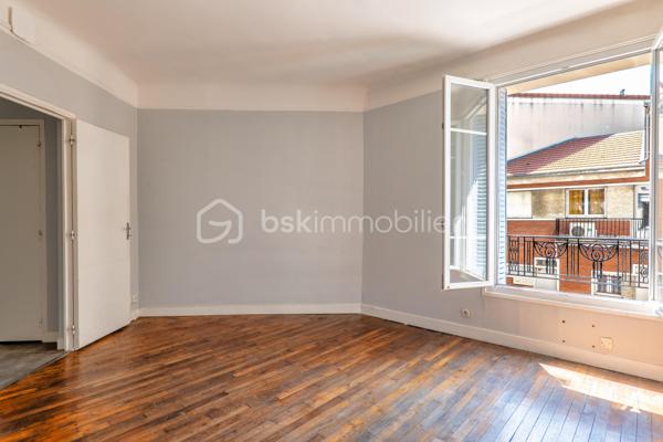 **BAGNOLET – IMMEUBLE ANCIEN**

Situé dans un secteur calme et résidentiel de Bagnolet à la lisière des Lilas, cet appartement se trouve dans une petite copropriété au 1er étage.
Il se compose d'une entrée distribuant une cuisine ,une salle d'eau, un vaste séjour lumineux de plus de 15 m2 et d'une chambre de près de 11 m2. 
Cet appartement reprend les codes de l'ancien, un joli parquet, des portes moulurées et une belle hauteur sous plafond.
Métro Serge Gainsbourg Ligne 11 à 13 min à pied. 
Proche des commerces et commodités. 

Une cave complète ce bien. 
Des travaux de rafraîchissement et d’embellissement sont à prévoir.
Ravalement extérieur déjà effectué.
Taxe Foncière : 600 €/an
Charges de copropriété : 130 €/ mois

Idéal pour une résidence principale ou un investissement locatif.

Contactez-moi pour organiser une visite !