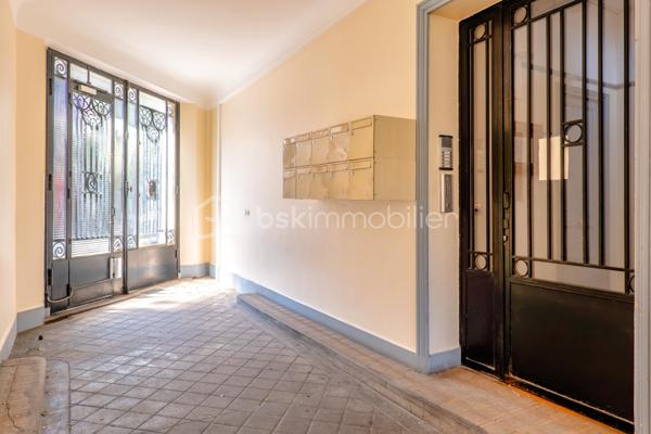 **BAGNOLET – IMMEUBLE ANCIEN**

Situé dans un secteur calme et résidentiel de Bagnolet à la lisière des Lilas, cet appartement se trouve dans une petite copropriété au 1er étage.
Il se compose d'une entrée distribuant une cuisine ,une salle d'eau, un vaste séjour lumineux de plus de 15 m2 et d'une chambre de près de 11 m2. 
Cet appartement reprend les codes de l'ancien, un joli parquet, des portes moulurées et une belle hauteur sous plafond.
Métro Serge Gainsbourg Ligne 11 à 13 min à pied. 
Proche des commerces et commodités. 

Une cave complète ce bien. 
Des travaux de rafraîchissement et d’embellissement sont à prévoir.
Ravalement extérieur déjà effectué.
Taxe Foncière : 600 €/an
Charges de copropriété : 130 €/ mois

Idéal pour une résidence principale ou un investissement locatif.

Contactez-moi pour organiser une visite !
