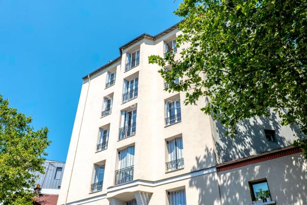 **BAGNOLET – IMMEUBLE ANCIEN**

Situé dans un secteur calme et résidentiel de Bagnolet à la lisière des Lilas, cet appartement se trouve dans une petite copropriété au 1er étage.
Il se compose d'une entrée distribuant une cuisine ,une salle d'eau, un vaste séjour lumineux de plus de 15 m2 et d'une chambre de près de 11 m2. 
Cet appartement reprend les codes de l'ancien, un joli parquet, des portes moulurées et une belle hauteur sous plafond.
Métro Serge Gainsbourg Ligne 11 à 13 min à pied. 
Proche des commerces et commodités. 

Une cave complète ce bien. 
Des travaux de rafraîchissement et d’embellissement sont à prévoir.
Ravalement extérieur déjà effectué.
Taxe Foncière : 600 €/an
Charges de copropriété : 130 €/ mois

Idéal pour une résidence principale ou un investissement locatif.

Contactez-moi pour organiser une visite !