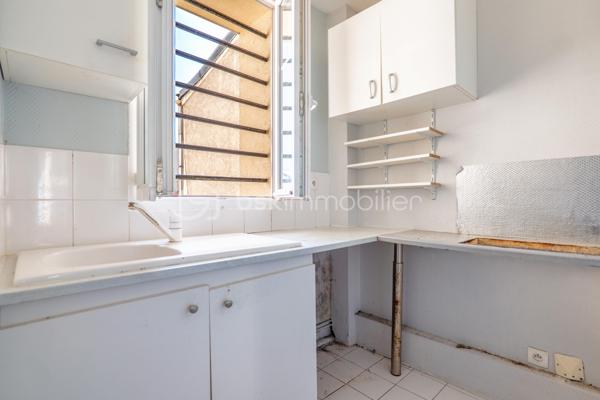 **BAGNOLET – IMMEUBLE ANCIEN**

Situé dans un secteur calme et résidentiel de Bagnolet à la lisière des Lilas, cet appartement se trouve dans une petite copropriété au 1er étage.
Il se compose d'une entrée distribuant une cuisine ,une salle d'eau, un vaste séjour lumineux de plus de 15 m2 et d'une chambre de près de 11 m2. 
Cet appartement reprend les codes de l'ancien, un joli parquet, des portes moulurées et une belle hauteur sous plafond.
Métro Serge Gainsbourg Ligne 11 à 13 min à pied. 
Proche des commerces et commodités. 

Une cave complète ce bien. 
Des travaux de rafraîchissement et d’embellissement sont à prévoir.
Ravalement extérieur déjà effectué.
Taxe Foncière : 600 €/an
Charges de copropriété : 130 €/ mois

Idéal pour une résidence principale ou un investissement locatif.

Contactez-moi pour organiser une visite !
