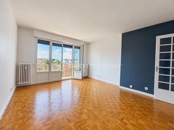 À seulement 2 minutes à pied de la gare de Juvisy, découvrez cet appartement traversant de 73 m², offrant une belle luminosité grâce à son exposition Est/Ouest.

Situé au 4e étage sans ascenseur, il propose une organisation fonctionnelle et un potentiel intéressant après quelques travaux de modernisation.

L’appartement se compose d’une entrée avec un grand placard, d’un séjour lumineux, d’une cuisine, de deux chambres de belles dimensions, d’une salle d'eau et de WC séparés.

Son véritable atout : ses nombreux espaces de rangement, particulièrement appréciables au quotidien. Un grand placard dans l’entrée, un dressing situé entre les deux chambres ainsi qu’un cellier derrière la cuisine permettent de conserver un intérieur facilement organisé sans sacrifier l’espace de vie.

Le séjour bénéficie d’un accès au balcon, idéal pour profiter d’un extérieur aux beaux jours.

Une cave et un garage complètent ce bien.

Le DPE est classé D.

Quelques travaux sont à prévoir pour remettre l’appartement au goût du jour et révéler pleinement son potentiel. Vous pourrez ainsi imaginer un intérieur qui vous ressemble, tout en profitant d’un emplacement particulièrement pratique pour les déplacements.

Grâce à la gare de Juvisy, Paris est accessible en environ 20 minutes, ce qui en fait une adresse particulièrement adaptée aux jeunes actifs, mais également un bien intéressant pour un projet de colocation.
