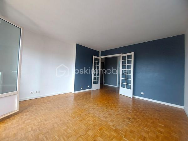 À seulement 2 minutes à pied de la gare de Juvisy, découvrez cet appartement traversant de 73 m², offrant une belle luminosité grâce à son exposition Est/Ouest.

Situé au 4e étage sans ascenseur, il propose une organisation fonctionnelle et un potentiel intéressant après quelques travaux de modernisation.

L’appartement se compose d’une entrée avec un grand placard, d’un séjour lumineux, d’une cuisine, de deux chambres de belles dimensions, d’une salle d'eau et de WC séparés.

Son véritable atout : ses nombreux espaces de rangement, particulièrement appréciables au quotidien. Un grand placard dans l’entrée, un dressing situé entre les deux chambres ainsi qu’un cellier derrière la cuisine permettent de conserver un intérieur facilement organisé sans sacrifier l’espace de vie.

Le séjour bénéficie d’un accès au balcon, idéal pour profiter d’un extérieur aux beaux jours.

Une cave et un garage complètent ce bien.

Le DPE est classé D.

Quelques travaux sont à prévoir pour remettre l’appartement au goût du jour et révéler pleinement son potentiel. Vous pourrez ainsi imaginer un intérieur qui vous ressemble, tout en profitant d’un emplacement particulièrement pratique pour les déplacements.

Grâce à la gare de Juvisy, Paris est accessible en environ 20 minutes, ce qui en fait une adresse particulièrement adaptée aux jeunes actifs, mais également un bien intéressant pour un projet de colocation.