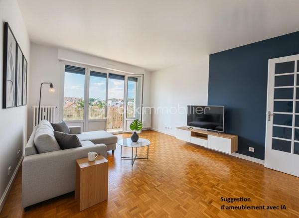 À seulement 2 minutes à pied de la gare de Juvisy, découvrez cet appartement traversant de 73 m², offrant une belle luminosité grâce à son exposition Est/Ouest.

Situé au 4e étage sans ascenseur, il propose une organisation fonctionnelle et un potentiel intéressant après quelques travaux de modernisation.

L’appartement se compose d’une entrée avec un grand placard, d’un séjour lumineux, d’une cuisine, de deux chambres de belles dimensions, d’une salle d'eau et de WC séparés.

Son véritable atout : ses nombreux espaces de rangement, particulièrement appréciables au quotidien. Un grand placard dans l’entrée, un dressing situé entre les deux chambres ainsi qu’un cellier derrière la cuisine permettent de conserver un intérieur facilement organisé sans sacrifier l’espace de vie.

Le séjour bénéficie d’un accès au balcon, idéal pour profiter d’un extérieur aux beaux jours.

Une cave et un garage complètent ce bien.

Le DPE est classé D.

Quelques travaux sont à prévoir pour remettre l’appartement au goût du jour et révéler pleinement son potentiel. Vous pourrez ainsi imaginer un intérieur qui vous ressemble, tout en profitant d’un emplacement particulièrement pratique pour les déplacements.

Grâce à la gare de Juvisy, Paris est accessible en environ 20 minutes, ce qui en fait une adresse particulièrement adaptée aux jeunes actifs, mais également un bien intéressant pour un projet de colocation.