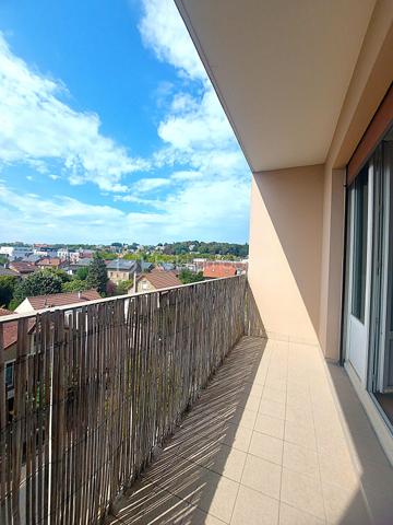 À seulement 2 minutes à pied de la gare de Juvisy, découvrez cet appartement traversant de 73 m², offrant une belle luminosité grâce à son exposition Est/Ouest.

Situé au 4e étage sans ascenseur, il propose une organisation fonctionnelle et un potentiel intéressant après quelques travaux de modernisation.

L’appartement se compose d’une entrée avec un grand placard, d’un séjour lumineux, d’une cuisine, de deux chambres de belles dimensions, d’une salle d'eau et de WC séparés.

Son véritable atout : ses nombreux espaces de rangement, particulièrement appréciables au quotidien. Un grand placard dans l’entrée, un dressing situé entre les deux chambres ainsi qu’un cellier derrière la cuisine permettent de conserver un intérieur facilement organisé sans sacrifier l’espace de vie.

Le séjour bénéficie d’un accès au balcon, idéal pour profiter d’un extérieur aux beaux jours.

Une cave et un garage complètent ce bien.

Le DPE est classé D.

Quelques travaux sont à prévoir pour remettre l’appartement au goût du jour et révéler pleinement son potentiel. Vous pourrez ainsi imaginer un intérieur qui vous ressemble, tout en profitant d’un emplacement particulièrement pratique pour les déplacements.

Grâce à la gare de Juvisy, Paris est accessible en environ 20 minutes, ce qui en fait une adresse particulièrement adaptée aux jeunes actifs, mais également un bien intéressant pour un projet de colocation.