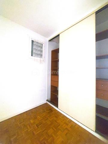 À seulement 2 minutes à pied de la gare de Juvisy, découvrez cet appartement traversant de 73 m², offrant une belle luminosité grâce à son exposition Est/Ouest.

Situé au 4e étage sans ascenseur, il propose une organisation fonctionnelle et un potentiel intéressant après quelques travaux de modernisation.

L’appartement se compose d’une entrée avec un grand placard, d’un séjour lumineux, d’une cuisine, de deux chambres de belles dimensions, d’une salle d'eau et de WC séparés.

Son véritable atout : ses nombreux espaces de rangement, particulièrement appréciables au quotidien. Un grand placard dans l’entrée, un dressing situé entre les deux chambres ainsi qu’un cellier derrière la cuisine permettent de conserver un intérieur facilement organisé sans sacrifier l’espace de vie.

Le séjour bénéficie d’un accès au balcon, idéal pour profiter d’un extérieur aux beaux jours.

Une cave et un garage complètent ce bien.

Le DPE est classé D.

Quelques travaux sont à prévoir pour remettre l’appartement au goût du jour et révéler pleinement son potentiel. Vous pourrez ainsi imaginer un intérieur qui vous ressemble, tout en profitant d’un emplacement particulièrement pratique pour les déplacements.

Grâce à la gare de Juvisy, Paris est accessible en environ 20 minutes, ce qui en fait une adresse particulièrement adaptée aux jeunes actifs, mais également un bien intéressant pour un projet de colocation.