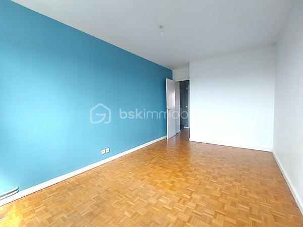 À seulement 2 minutes à pied de la gare de Juvisy, découvrez cet appartement traversant de 73 m², offrant une belle luminosité grâce à son exposition Est/Ouest.

Situé au 4e étage sans ascenseur, il propose une organisation fonctionnelle et un potentiel intéressant après quelques travaux de modernisation.

L’appartement se compose d’une entrée avec un grand placard, d’un séjour lumineux, d’une cuisine, de deux chambres de belles dimensions, d’une salle d'eau et de WC séparés.

Son véritable atout : ses nombreux espaces de rangement, particulièrement appréciables au quotidien. Un grand placard dans l’entrée, un dressing situé entre les deux chambres ainsi qu’un cellier derrière la cuisine permettent de conserver un intérieur facilement organisé sans sacrifier l’espace de vie.

Le séjour bénéficie d’un accès au balcon, idéal pour profiter d’un extérieur aux beaux jours.

Une cave et un garage complètent ce bien.

Le DPE est classé D.

Quelques travaux sont à prévoir pour remettre l’appartement au goût du jour et révéler pleinement son potentiel. Vous pourrez ainsi imaginer un intérieur qui vous ressemble, tout en profitant d’un emplacement particulièrement pratique pour les déplacements.

Grâce à la gare de Juvisy, Paris est accessible en environ 20 minutes, ce qui en fait une adresse particulièrement adaptée aux jeunes actifs, mais également un bien intéressant pour un projet de colocation.