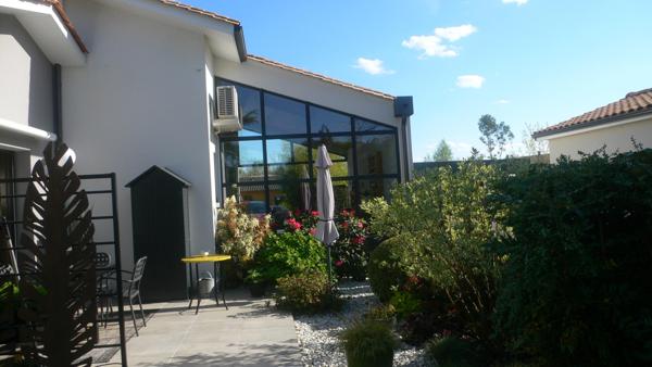 Magnifique villa contemporaine de standing de 208 m² idéalement située.