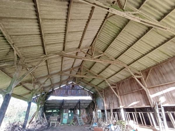 Maison en pierres, grand hangar et terrain