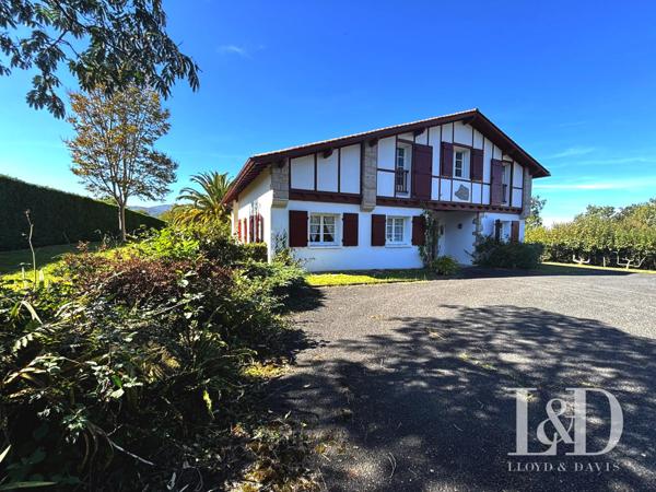 Exclusivité à Urrugne. Propriété avec piscine au pied des Pyrénées! Vue exceptionnelle
