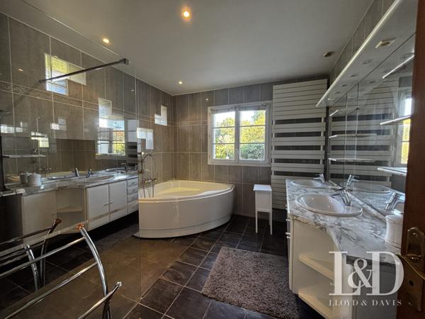 Exclusivité à Urrugne. Propriété avec piscine au pied des Pyrénées! Vue exceptionnelle