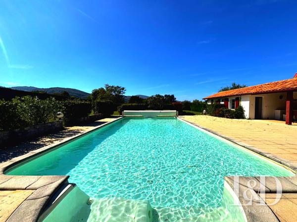 Exclusivité à Urrugne. Propriété avec piscine au pied des Pyrénées! Vue exceptionnelle