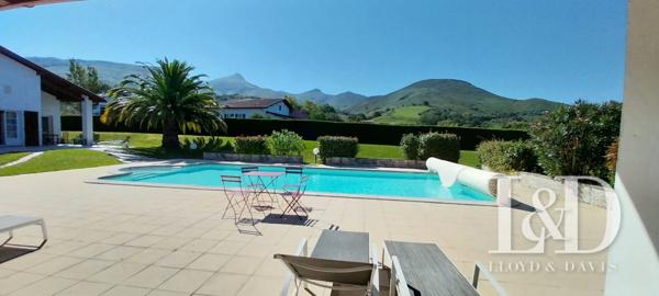 Exclusivité à Urrugne. Propriété avec piscine au pied des Pyrénées! Vue exceptionnelle