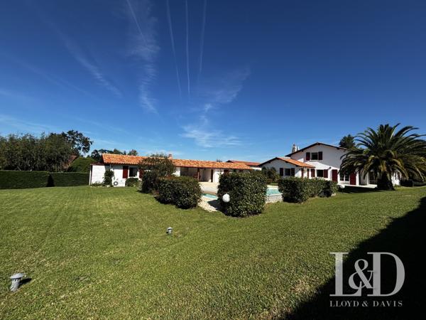 Exclusivité à Urrugne. Propriété avec piscine au pied des Pyrénées! Vue exceptionnelle