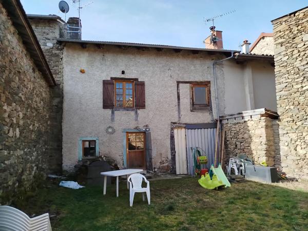 Maison de ville rénovée avec jardin et dépendances