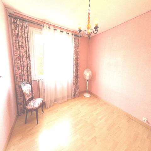 Maison
                                                                                                                                                                                                                                                                                                                        7 pièce(s)                                                                                                                                                                                                          5 chambre(s)                                                                                                                                                                                                          175  m²